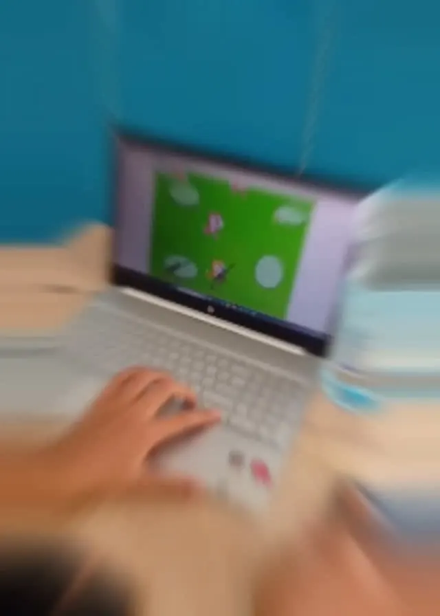 Zakaria programme un jeu avec Scratch