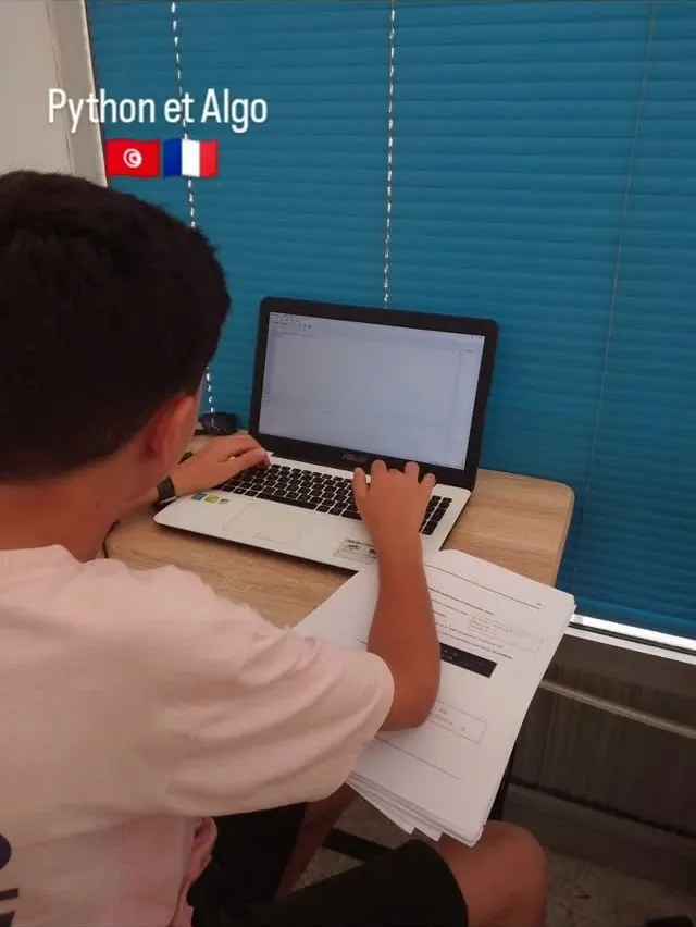 Élève travaillant sur un exercice Python