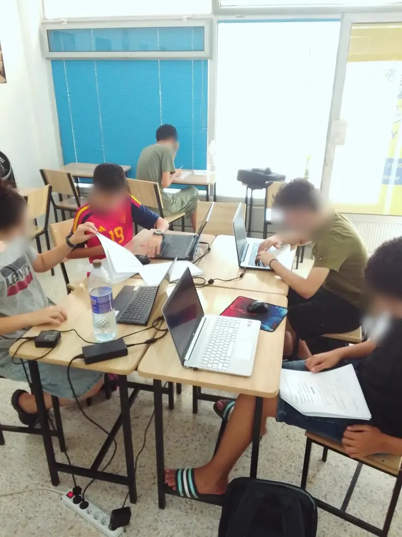 Lycéens en séance d'informatique BAC sur ordinateur