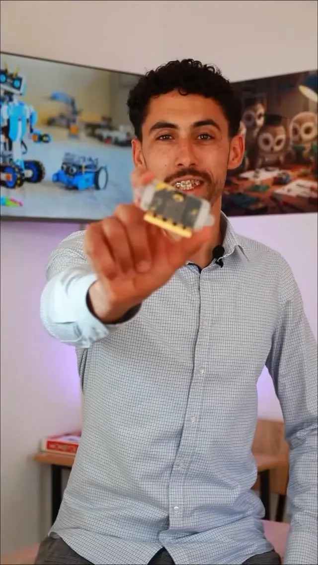Formateur de robotique présentant une carte micro:bit