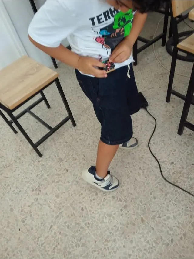 Élève testant son montage micro:bit